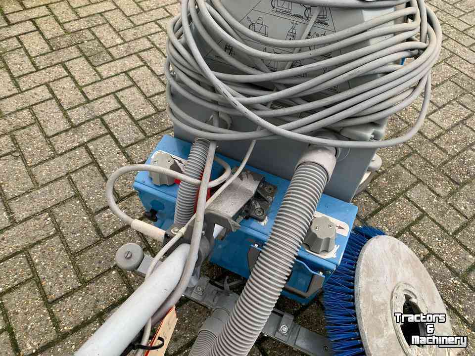 Autres machines et accessoires pour l'atelier et terrain Nilfisk C51 Schrob-zuigmachine / Schrobzuigmachine / Poetsmachine