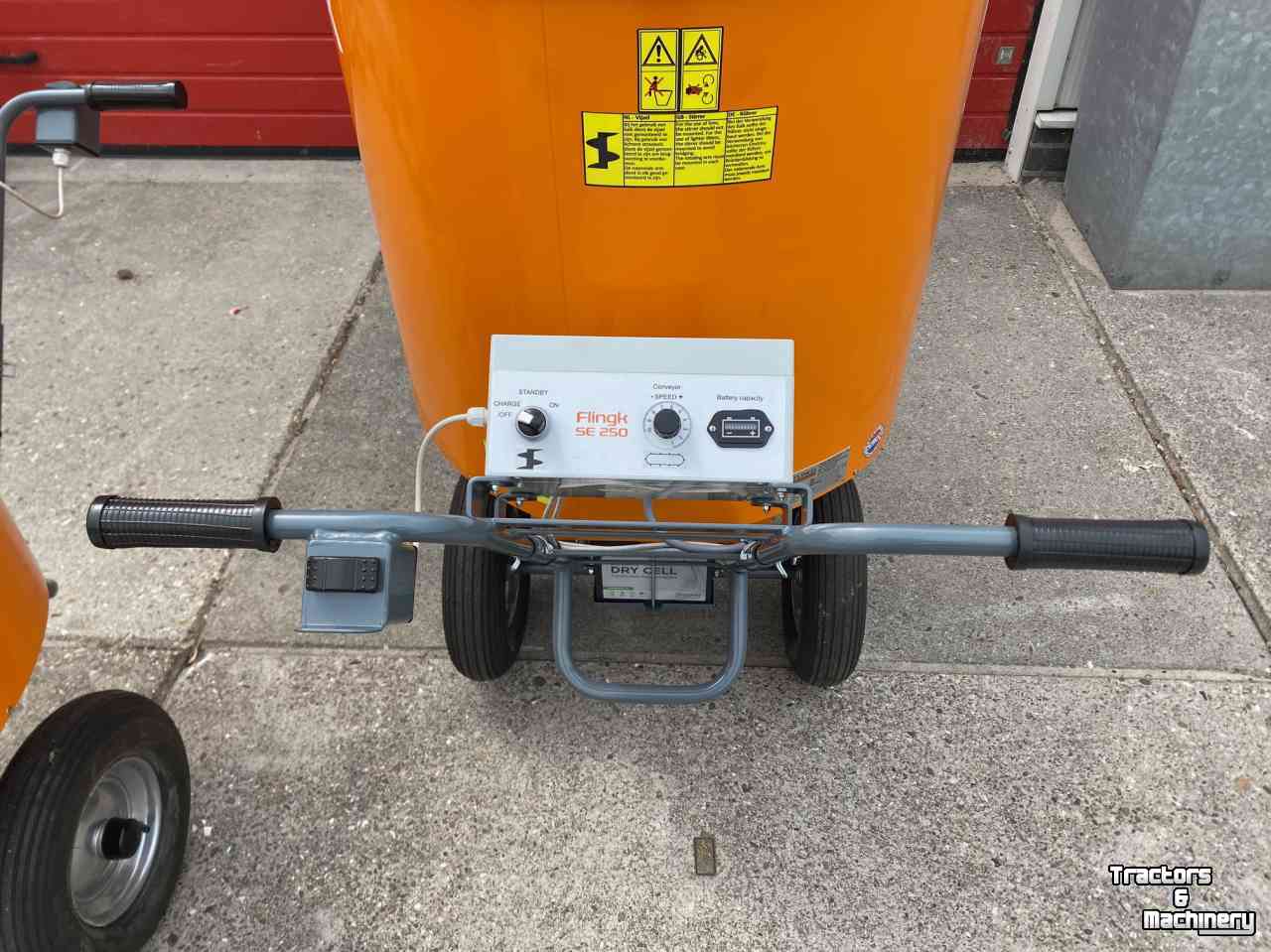 Épandeur de sciure pour des logettes Flingk SE 250 zaagselstrooier