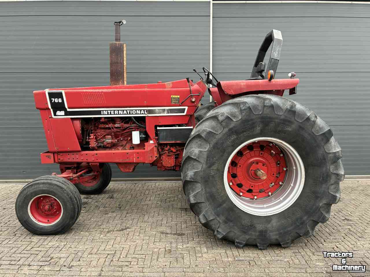 Tracteur International 766 black stripe