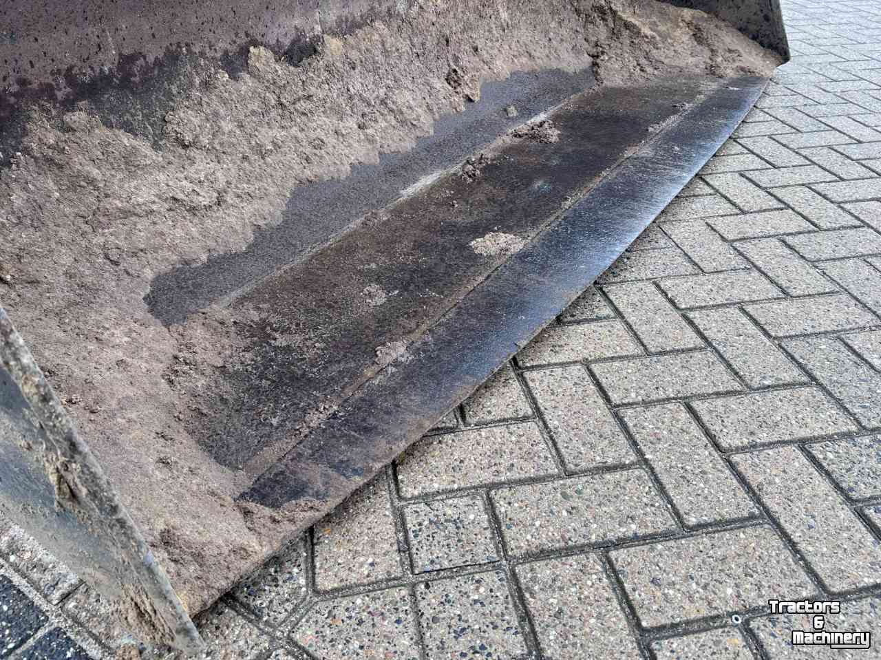Godets chargeur Hekamp verreikerbak grondbak New Holland 250 CM