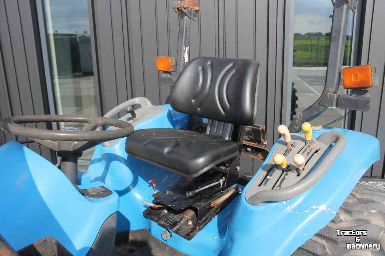 Tracteur pour horticulture New Holland TC25D (Shibaura ST324H) hydrostaat minitrekker tractor met voorlader frontlader