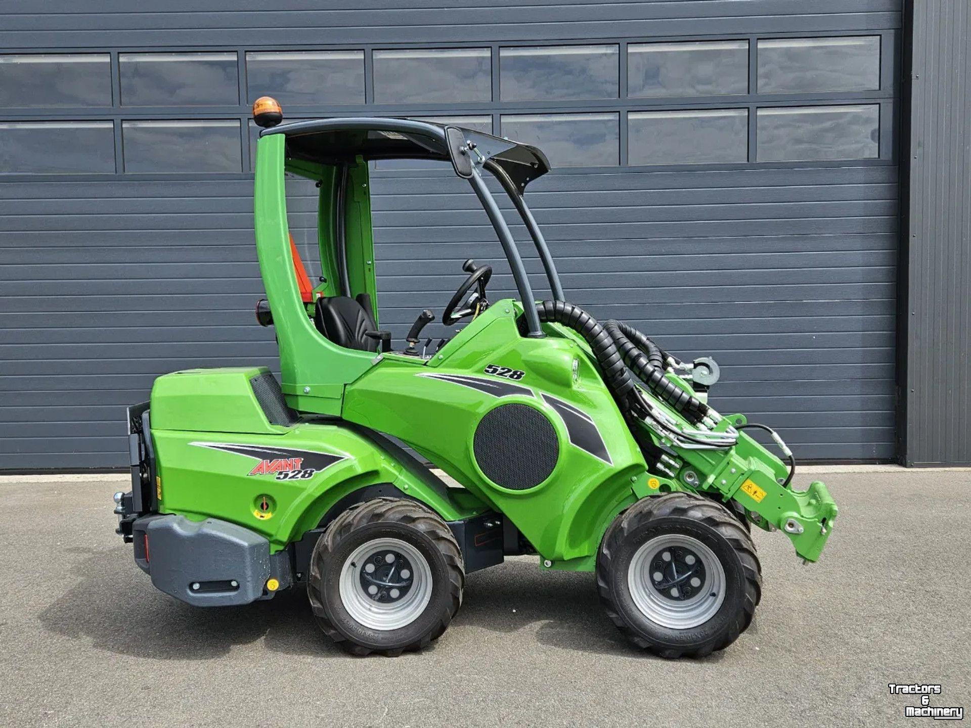 Chargeuse sur pneus Avant 528 Rental mini-shovel