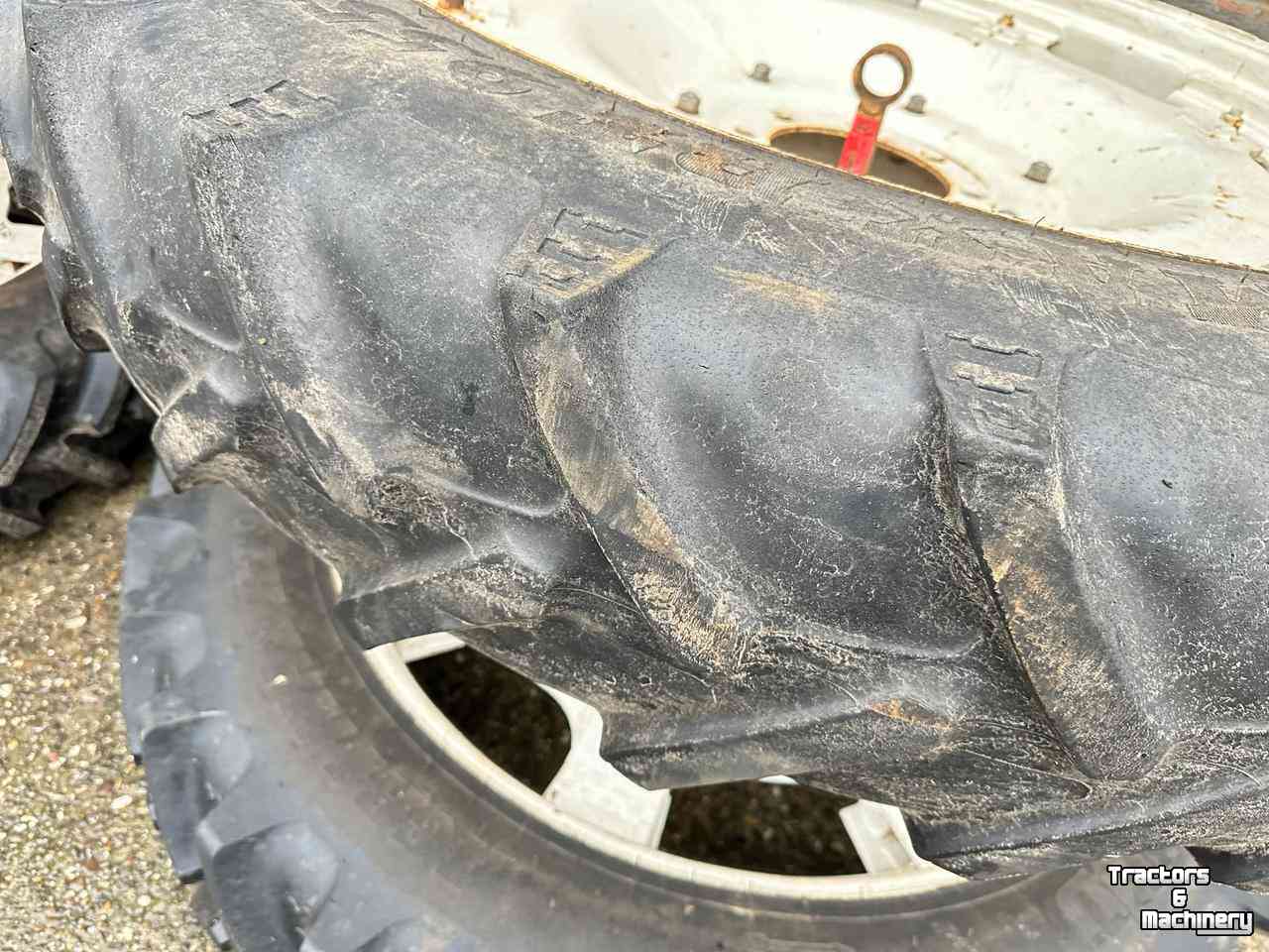 Roues, Pneus, Jantes, Barillets Jumelage BKT 300/95R46 + 320/90R46
