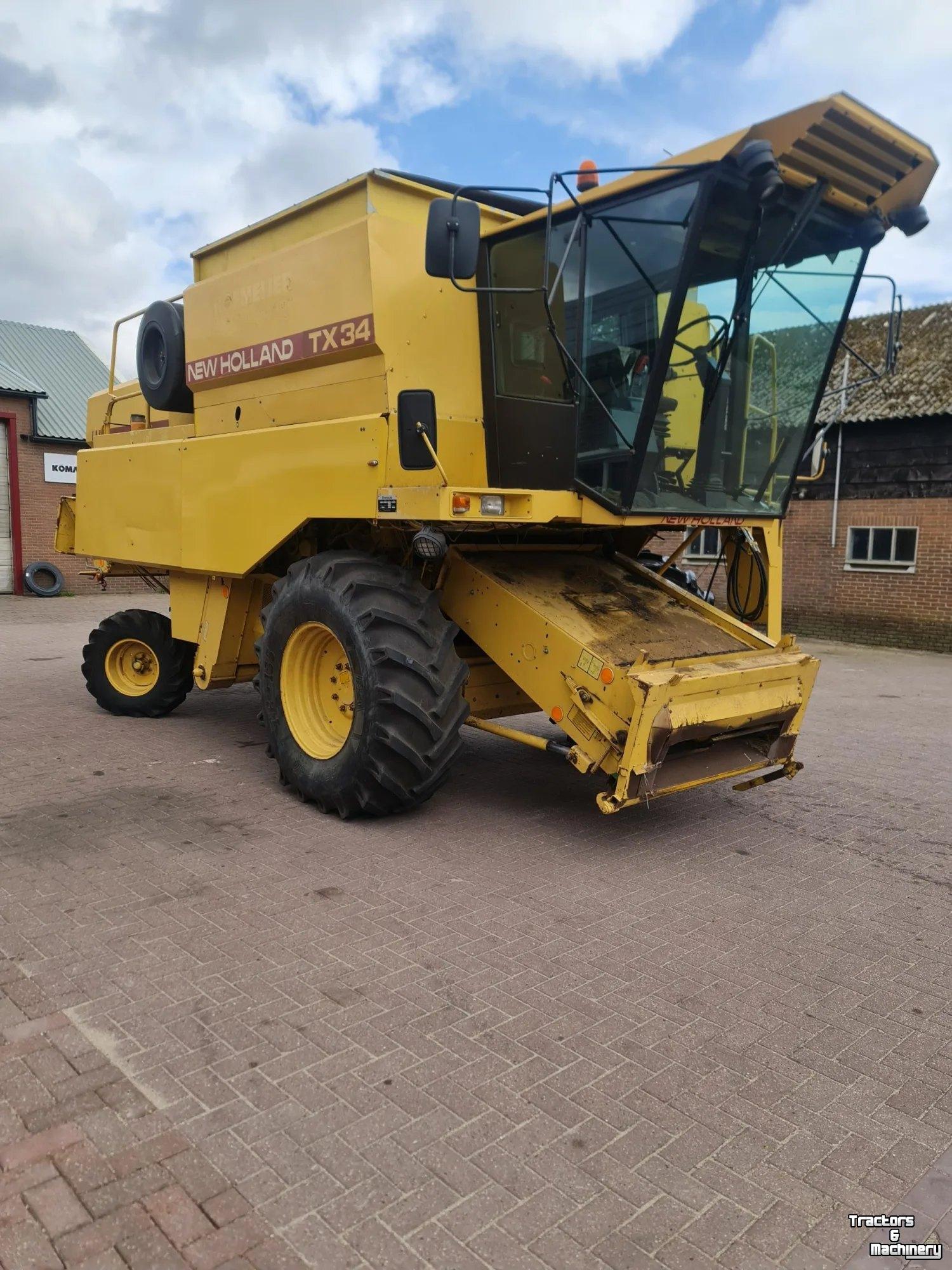 Moissonneuse batteuse New Holland TX34 MAAIDORSER