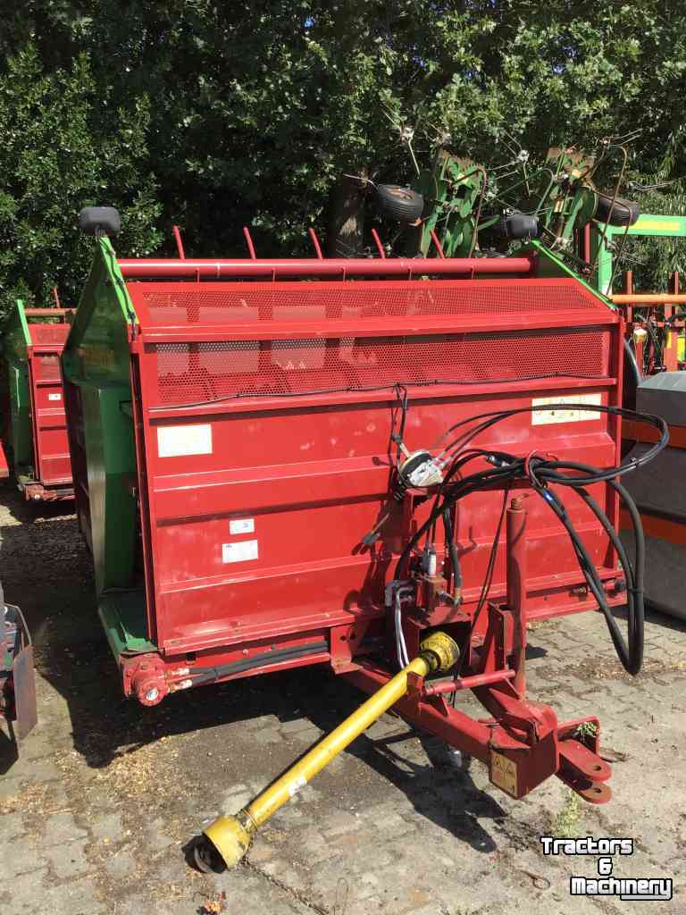 Distributeur de fourrage en bloc Strautmann Bvw