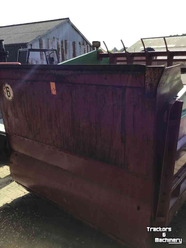 Distributeur de fourrage en bloc Strautmann Bvw