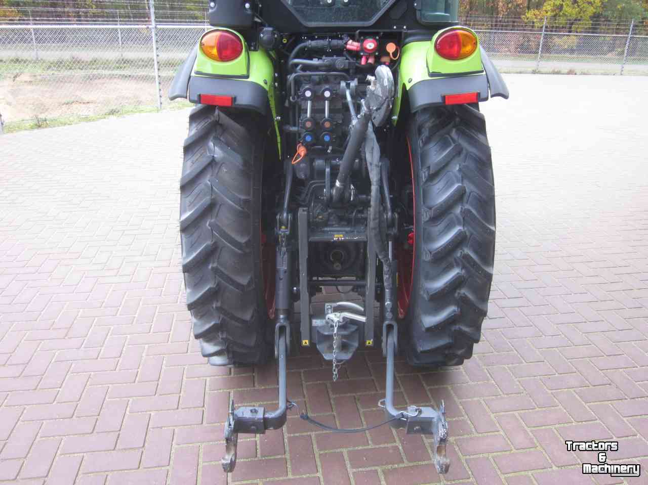 Tracteur pour vignes et vergers Claas CLAAS NEXOS 230 VE
