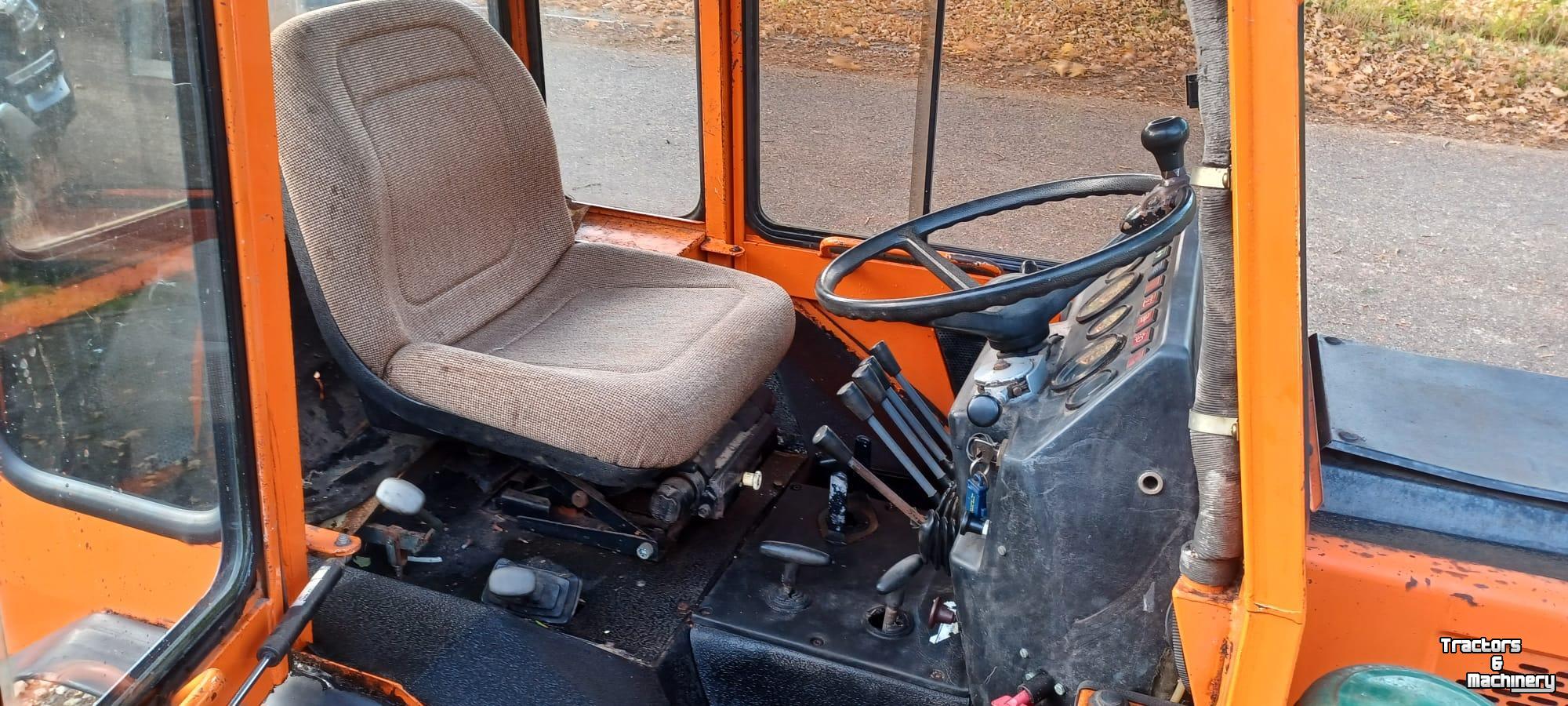 Tracteur pour vignes et vergers Holder p30