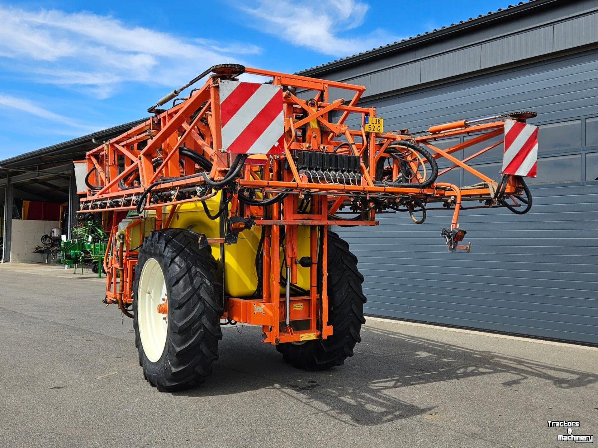 Pulvérisateur porté Douven NEVELSPUIT 3400 Ltr Veldspuit - 27mtr