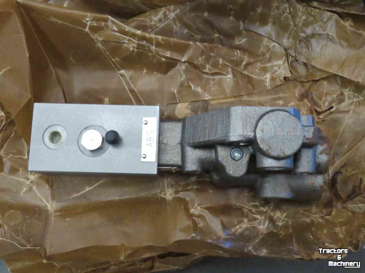 Tracteur New Holland NewH T7.xxx Case-IH Puma ABS Hydr Remventiel CNH parts nr:47584635
