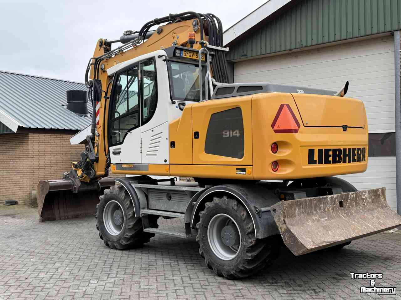 Pelleteuse Liebherr A914 met Engcon draaikantelstuk