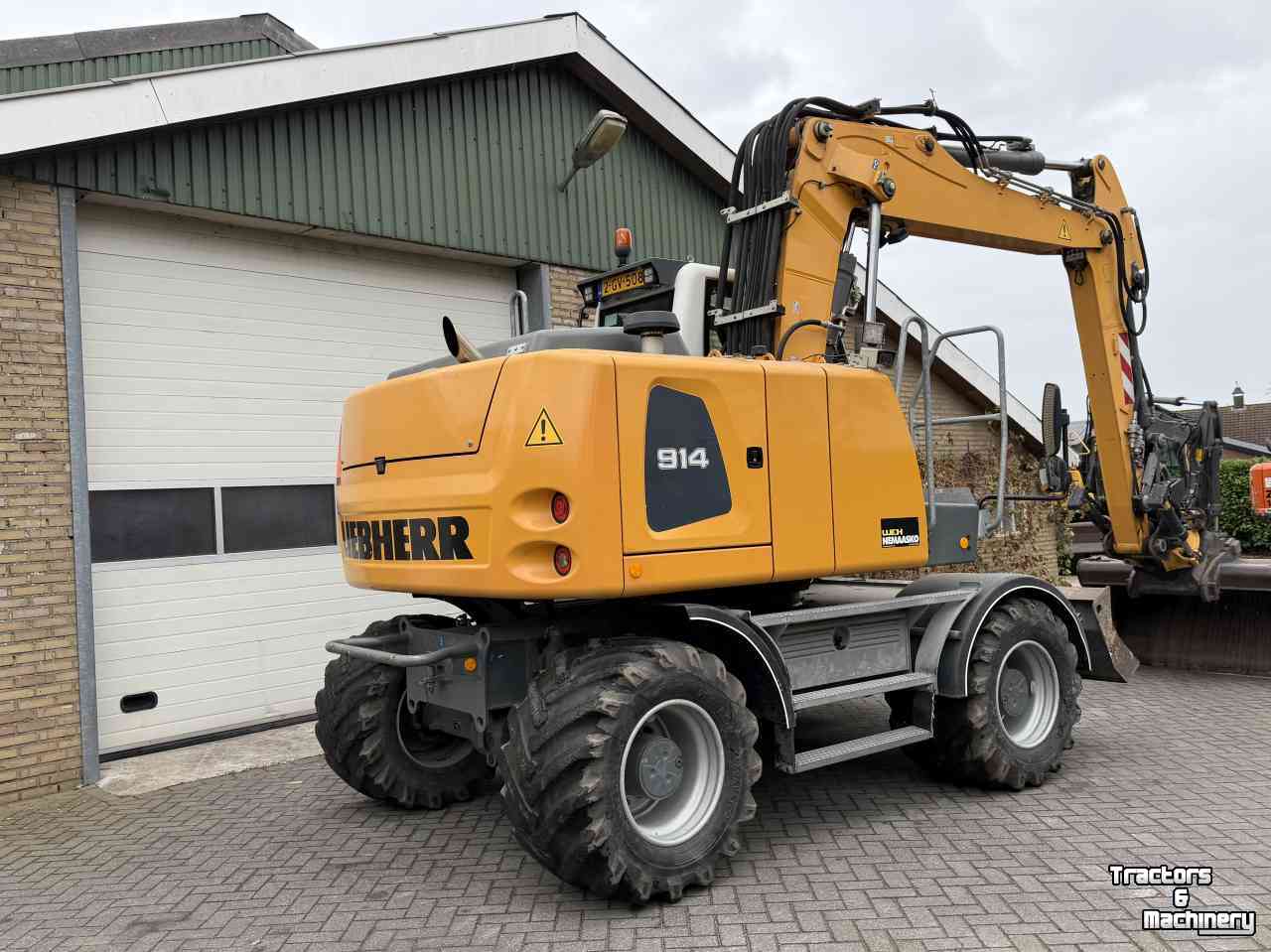 Pelleteuse Liebherr A914 met Engcon draaikantelstuk