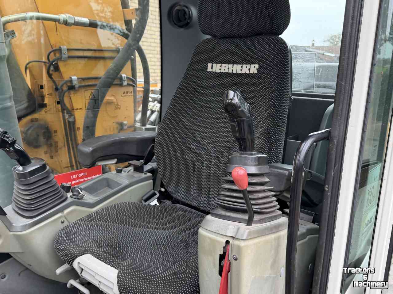 Pelleteuse Liebherr A914 met Engcon draaikantelstuk