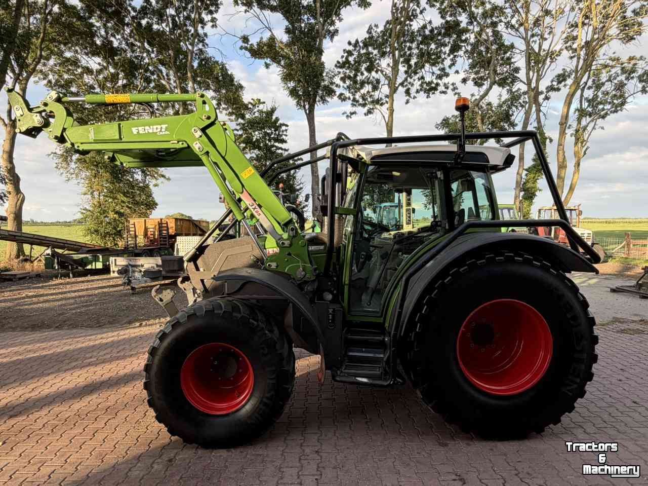Tracteur Fendt 211 Vario met bosbouwbescherming / forestry protection