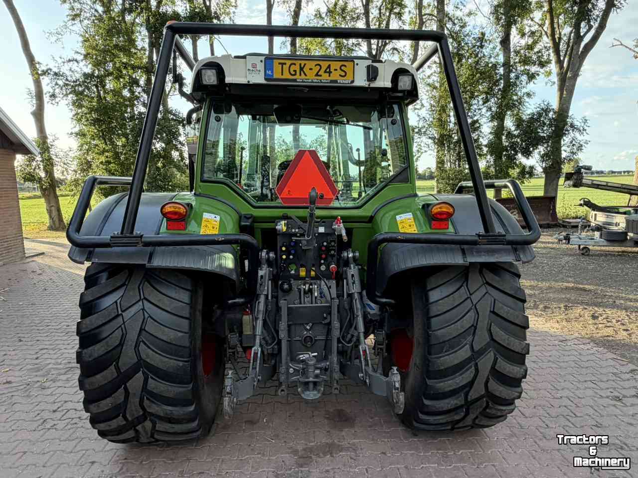 Tracteur Fendt 211 Vario met bosbouwbescherming / forestry protection