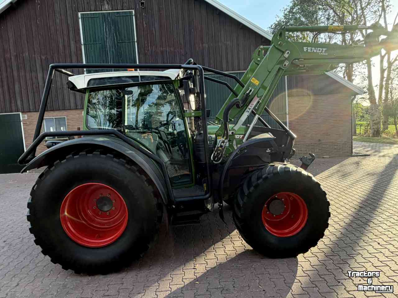 Tracteur Fendt 211 Vario met bosbouwbescherming / forestry protection