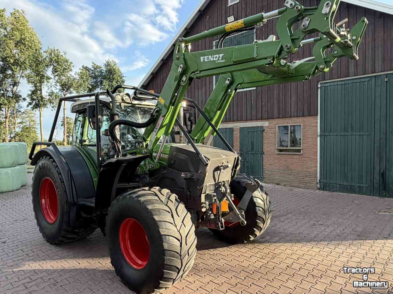 Tracteur Fendt 211 Vario met bosbouwbescherming / forestry protection