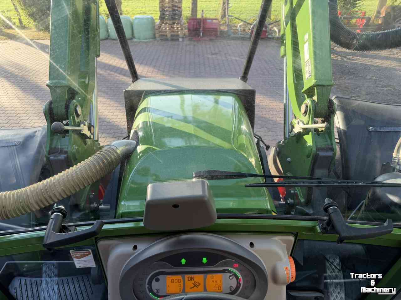 Tracteur Fendt 211 Vario met bosbouwbescherming / forestry protection