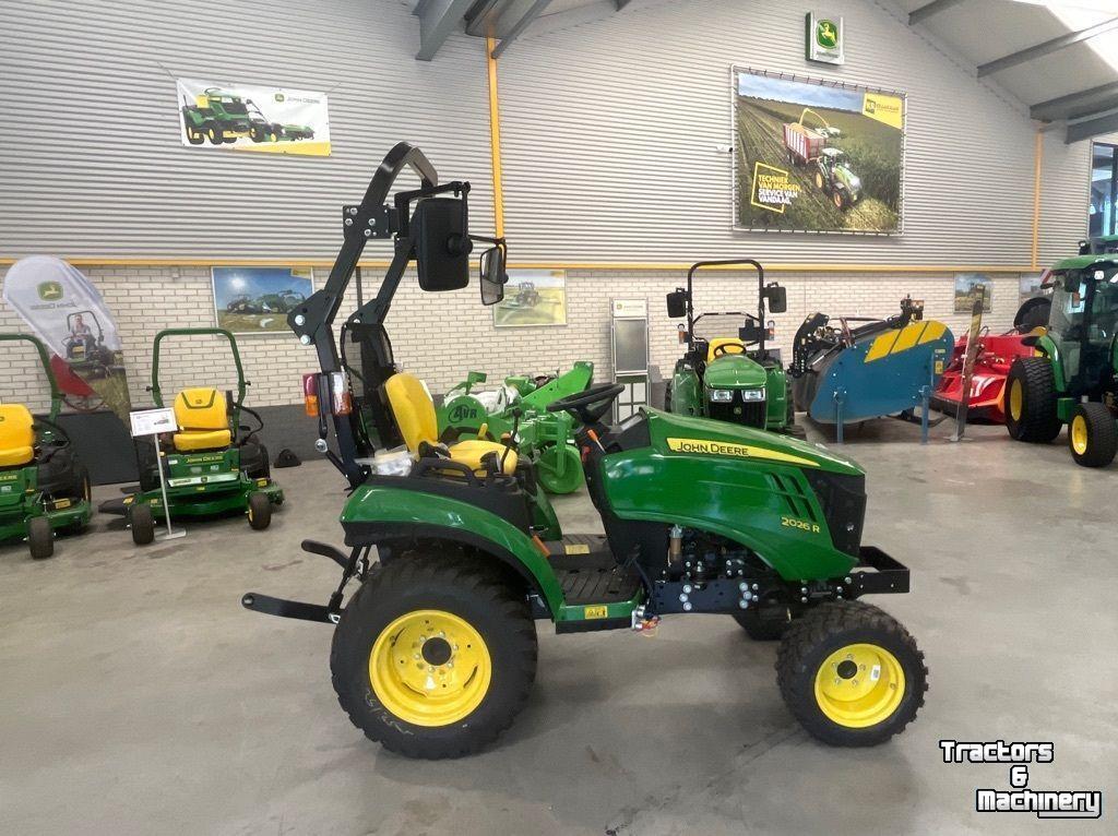 Tracteur pour vignes et vergers John Deere 2026R