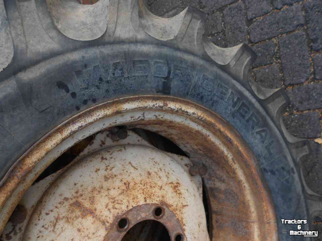 Roues, Pneus, Jantes, Barillets Jumelage International 13.6-r28
