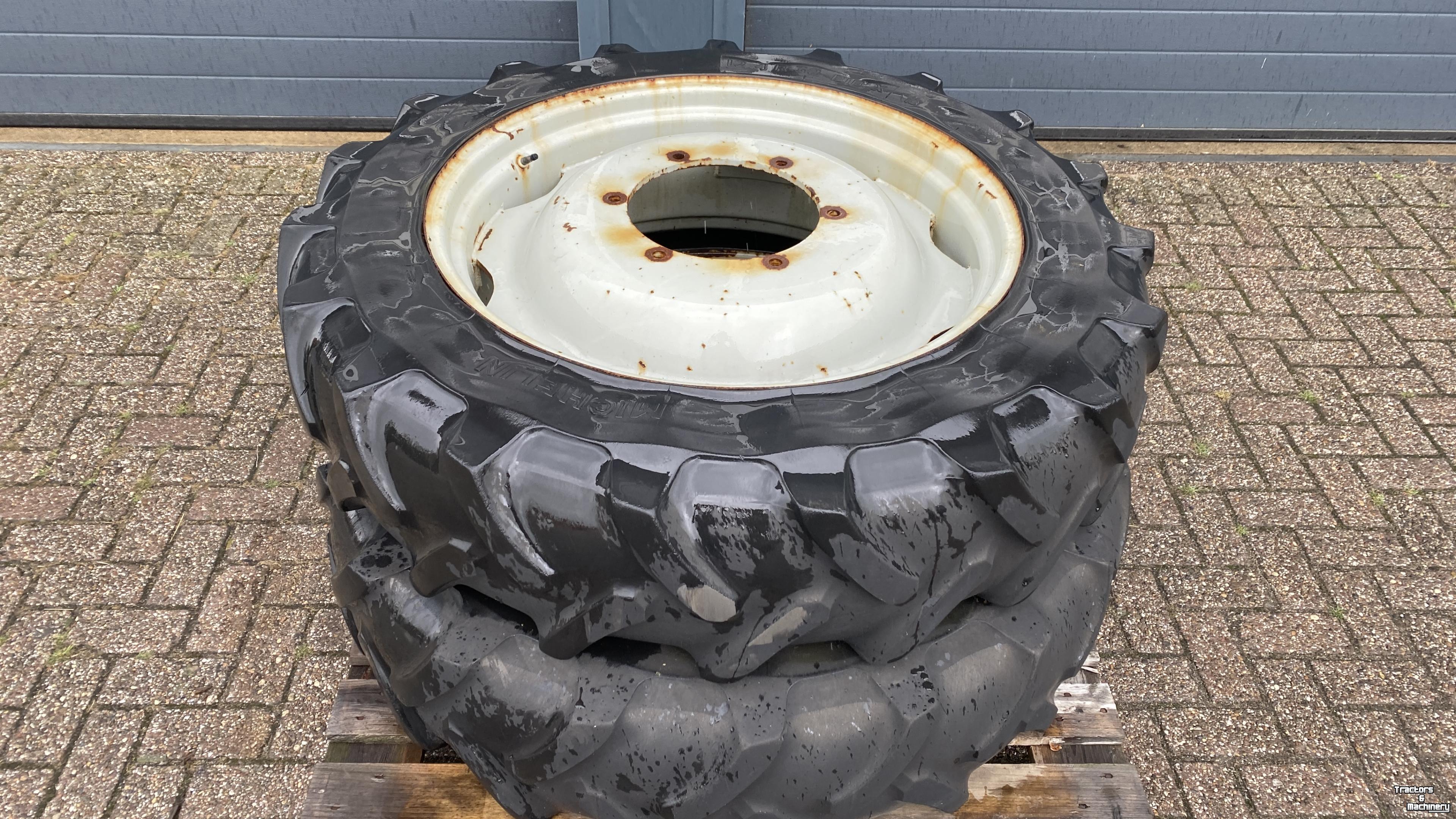 Roues, Pneus, Jantes, Barillets Jumelage Michelin 12.4R32 op 6 gaats velg