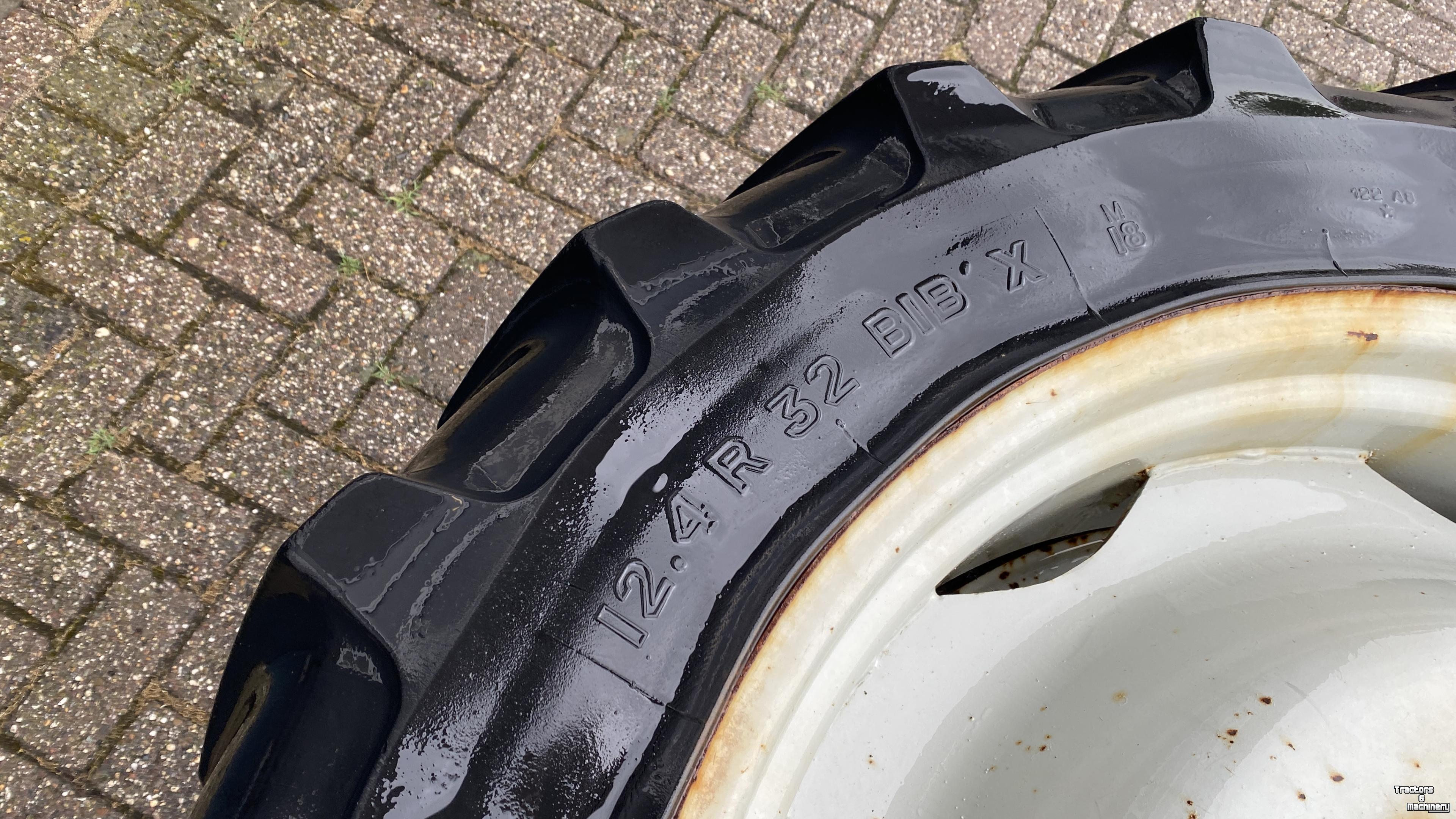 Roues, Pneus, Jantes, Barillets Jumelage Michelin 12.4R32 op 6 gaats velg