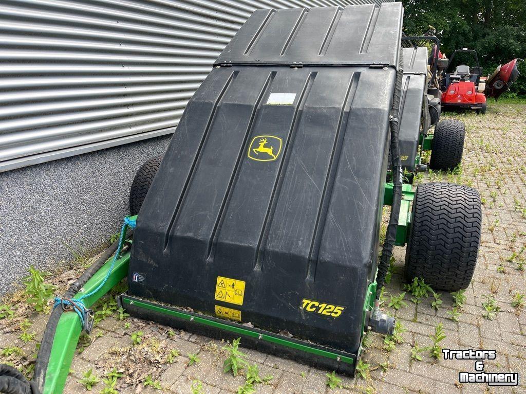 Balayeur John Deere TC125
