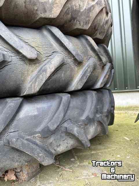 Roues, Pneus, Jantes, Barillets Jumelage Alliance 4 stuks 340/85R48 waarvan 2 stuks compleet op dichte velg