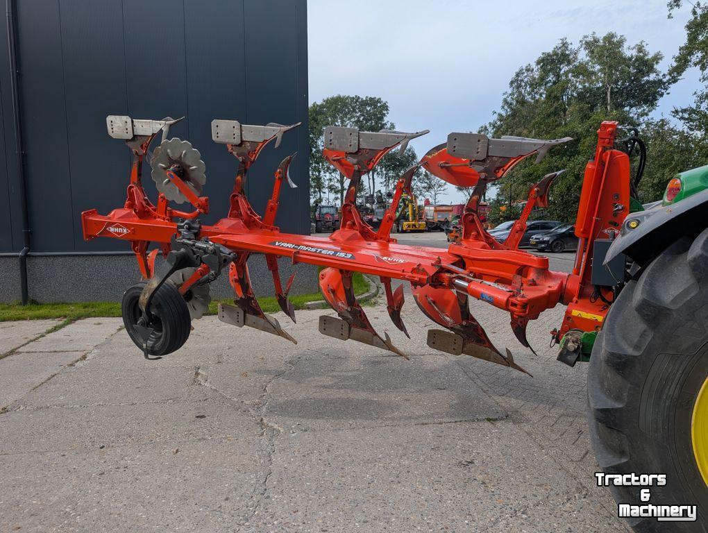 Charrues Kuhn 4 SCHAARPLOEG TYPE VARIMASTER VM153