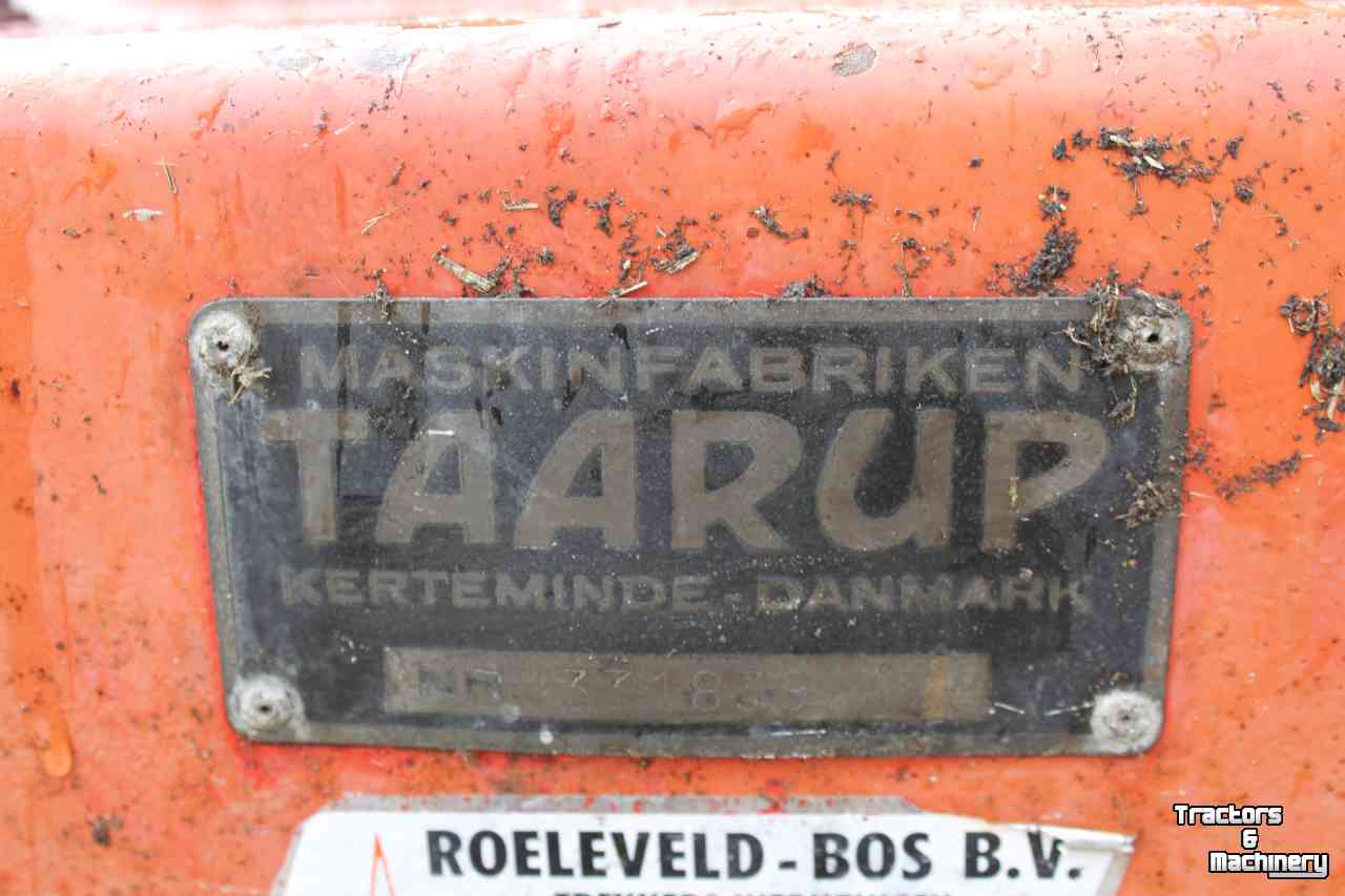 Autochargeuse Taarup 465 opraapwagen met 8-wielig tandemstel onderstel