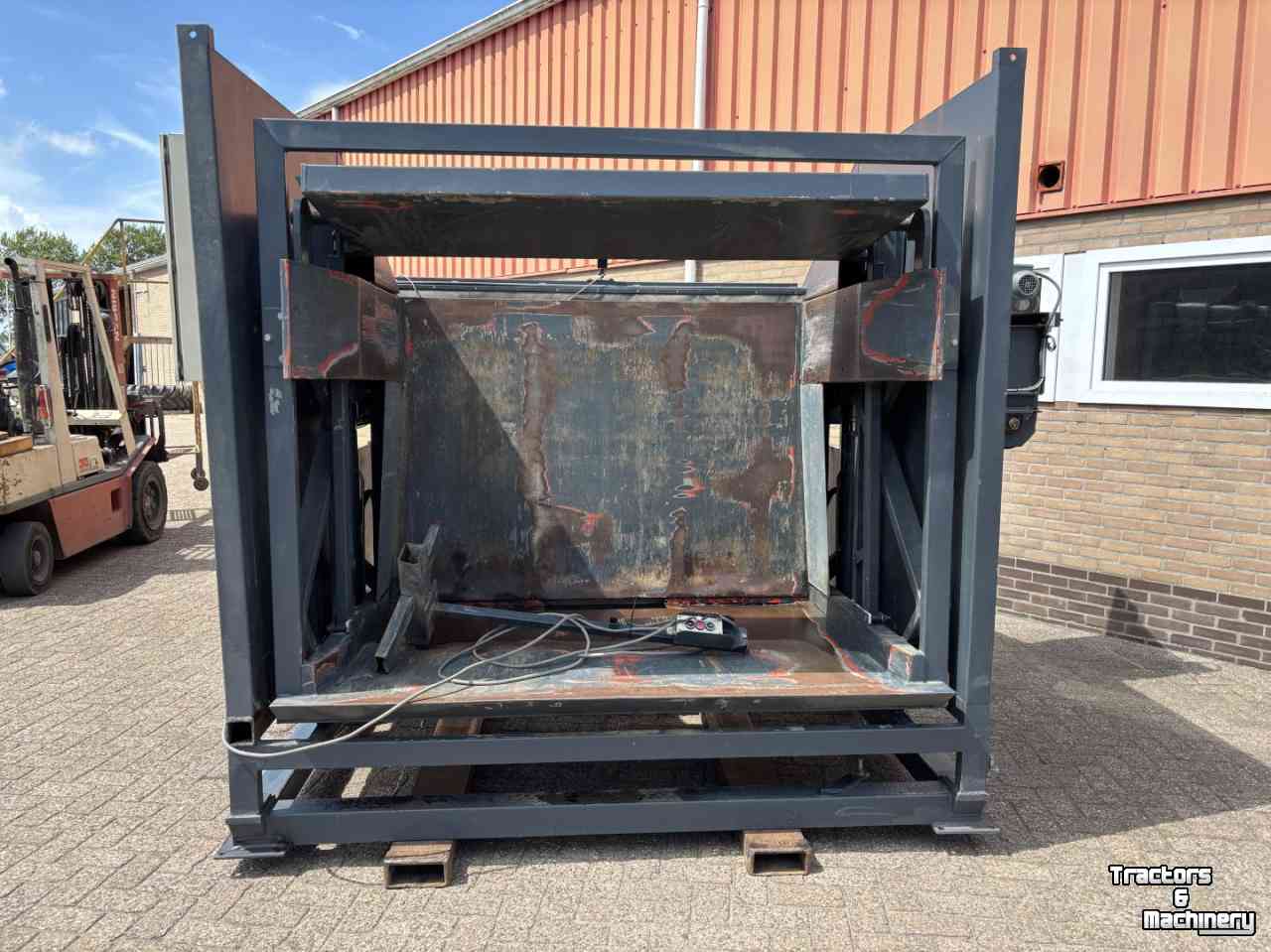 Basculeur de caisses  Burg, kistenkantelaar, kantelaar