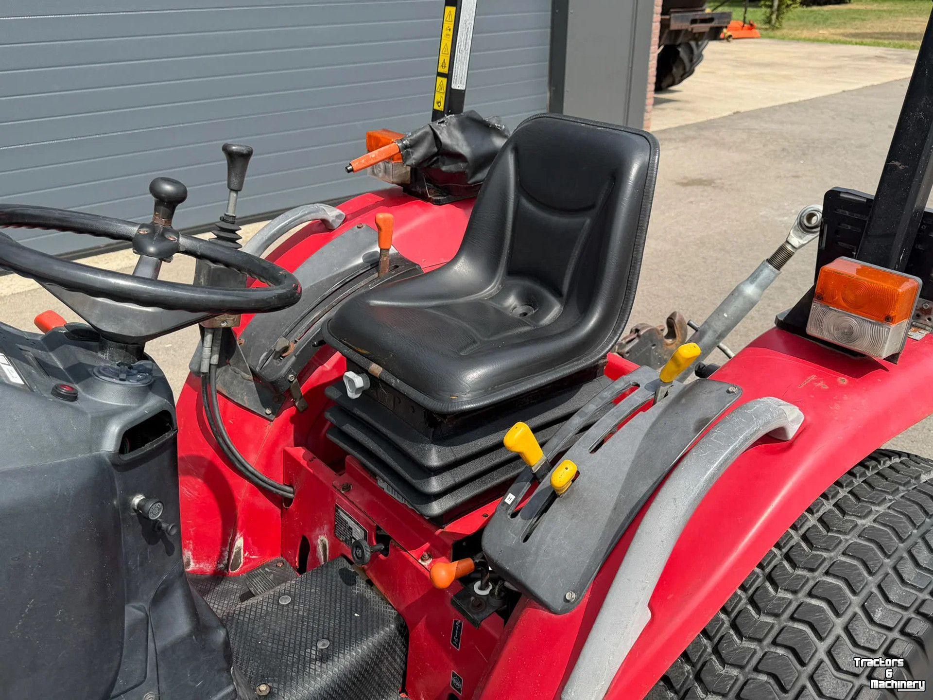 Tracteur pour vignes et vergers Shibaura ST333H Hydrostaat