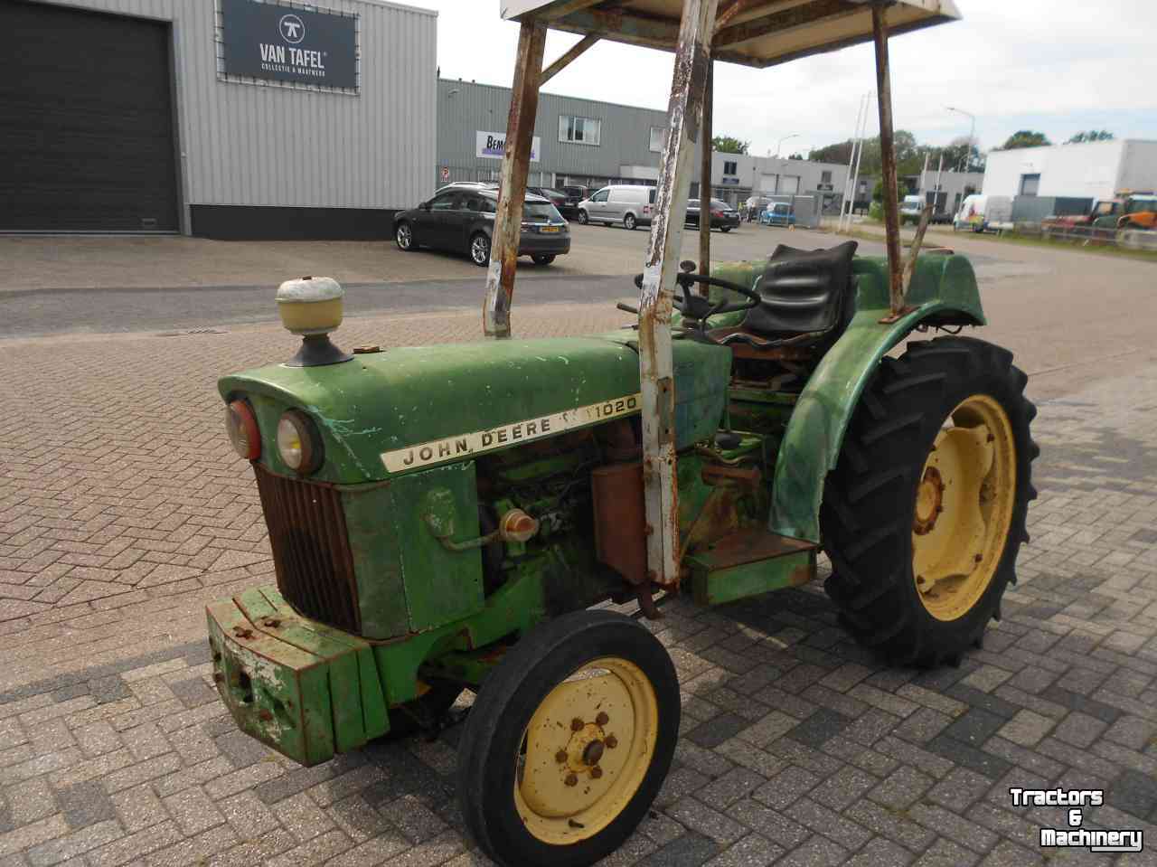 Tracteur pour vignes et vergers John Deere 1020 v
