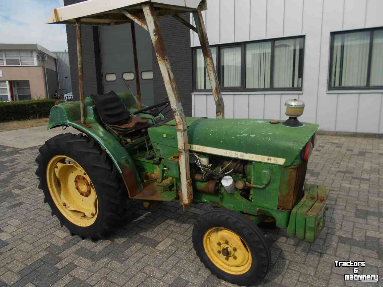 Tracteur pour vignes et vergers John Deere 1020 v