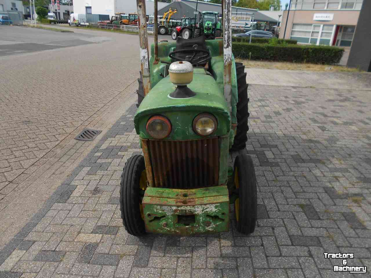 Tracteur pour vignes et vergers John Deere 1020 v