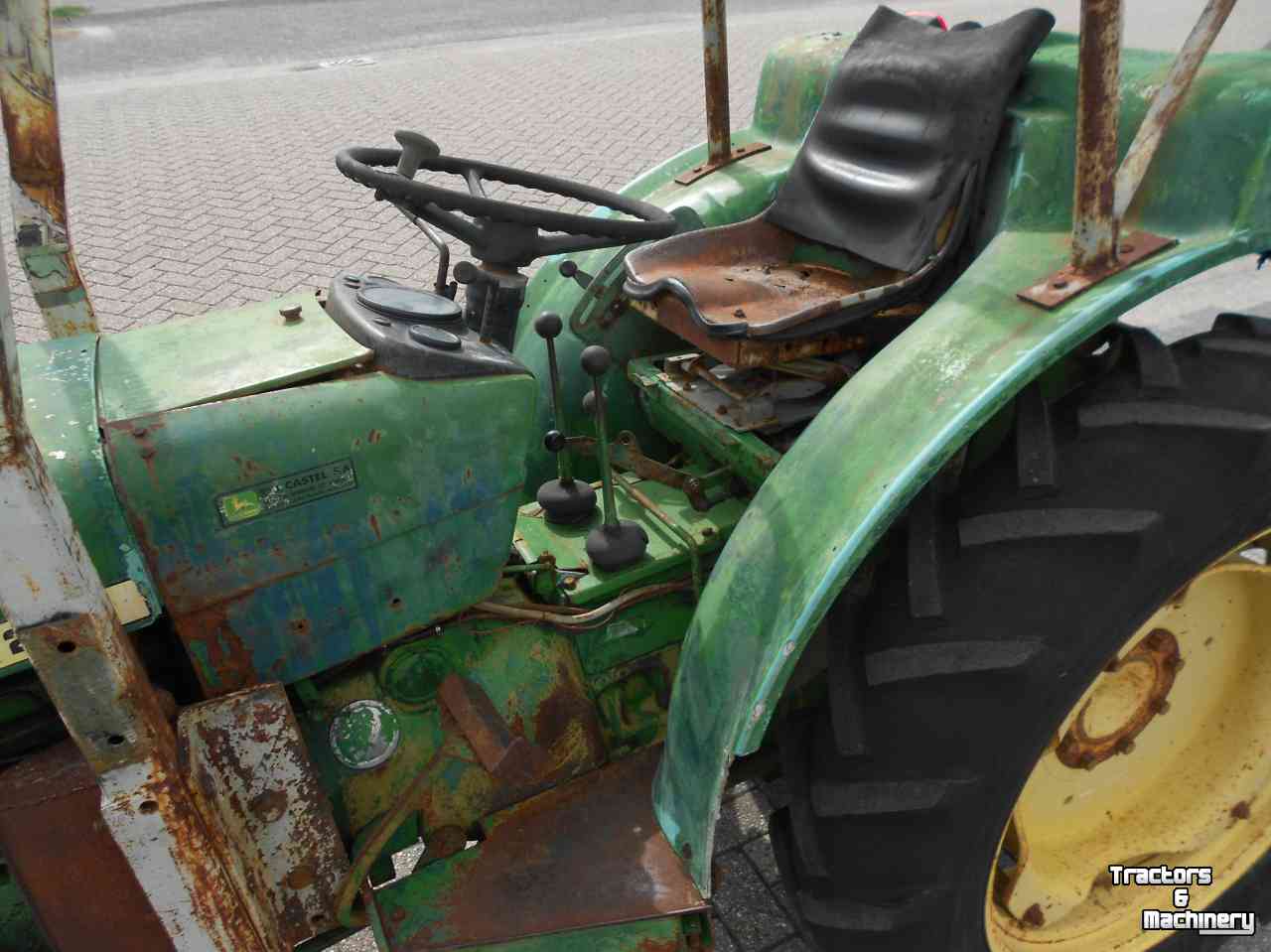 Tracteur pour vignes et vergers John Deere 1020 v