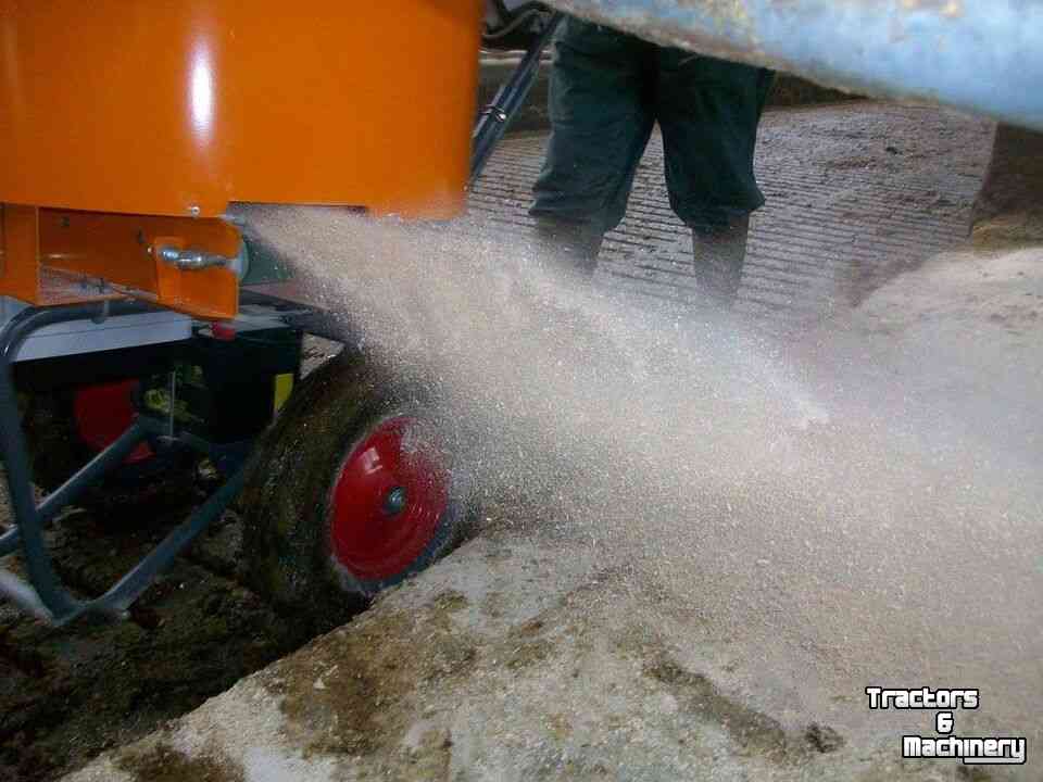Épandeur de sciure pour des logettes Flingk SE 250