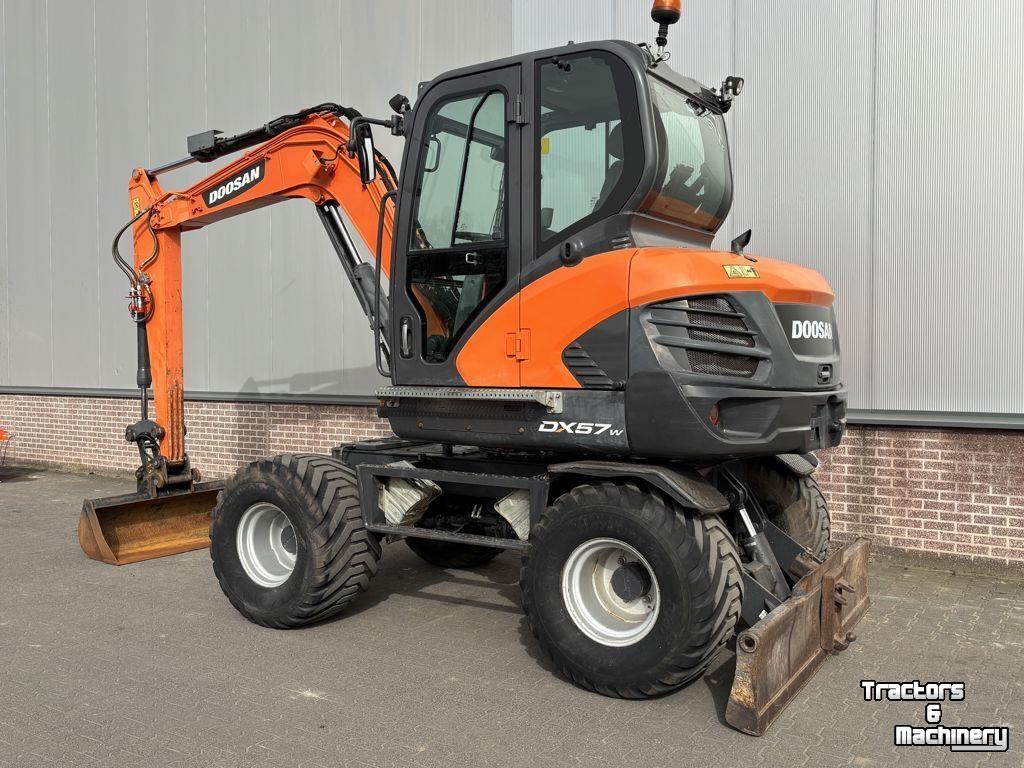 Pelleteuse Doosan DX57W-5