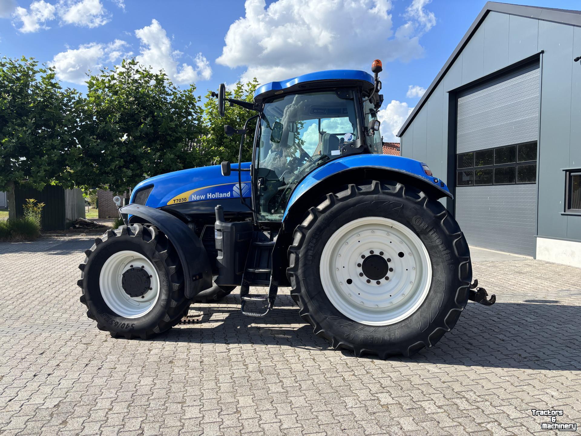 Tracteur New Holland T7030 PowerCommand. Fronthef, Vooras vering, 40km.