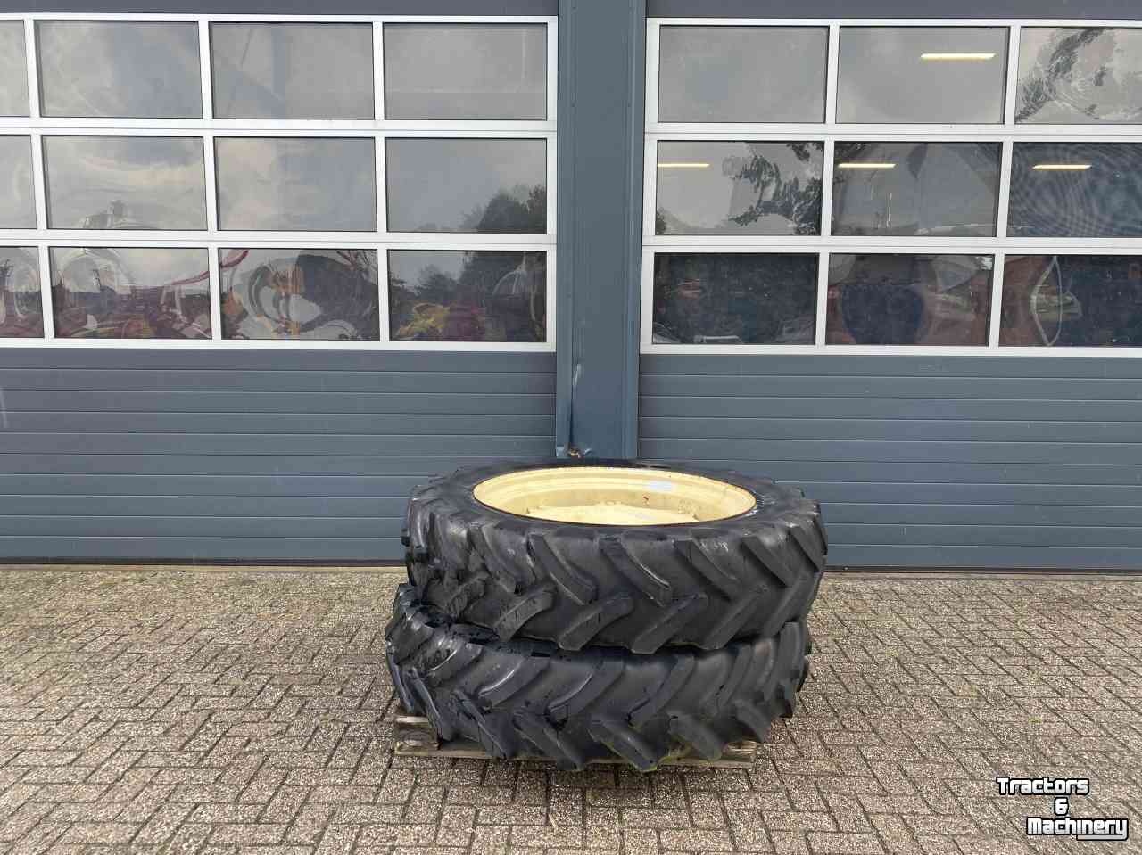 Roues, Pneus, Jantes, Barillets Jumelage Michelin 13.6R38 op 8 gaats velg