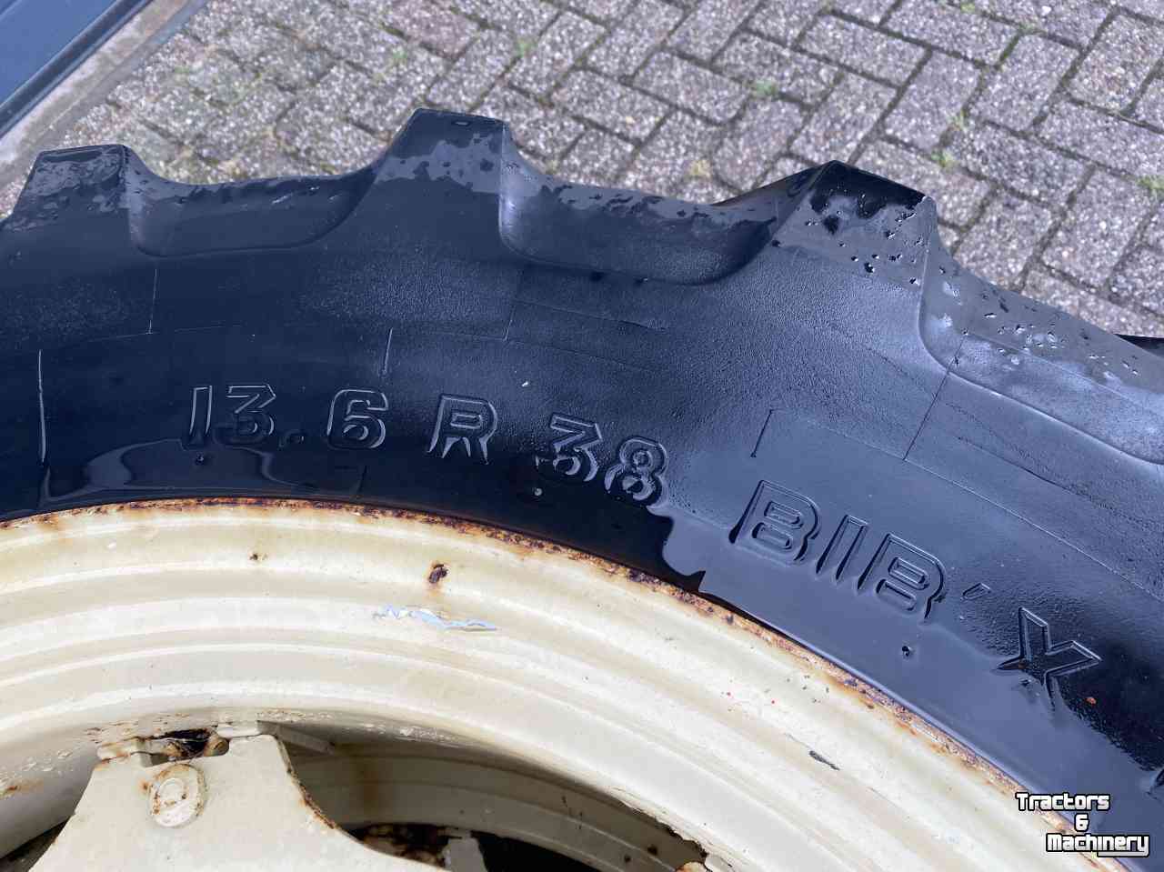 Roues, Pneus, Jantes, Barillets Jumelage Michelin 13.6R38 op 8 gaats velg