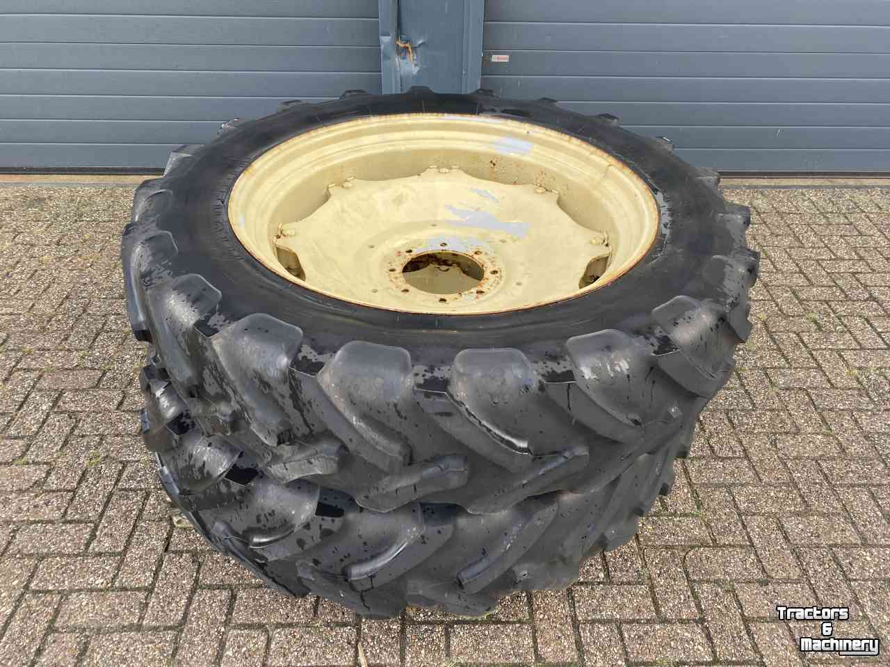 Roues, Pneus, Jantes, Barillets Jumelage Michelin 13.6R38 op 8 gaats velg