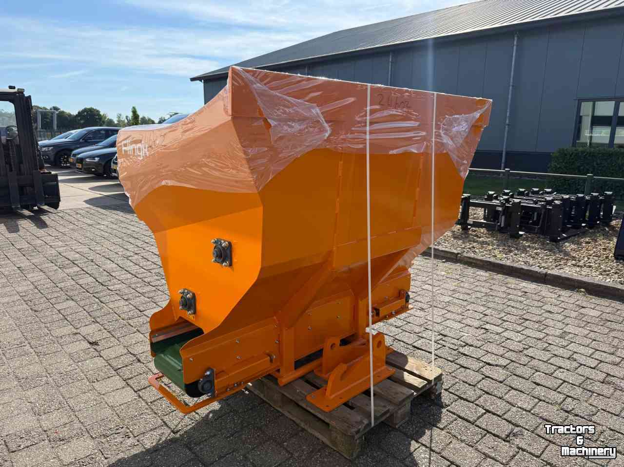 Épandeur de sciure pour des logettes Flingk KSS1500