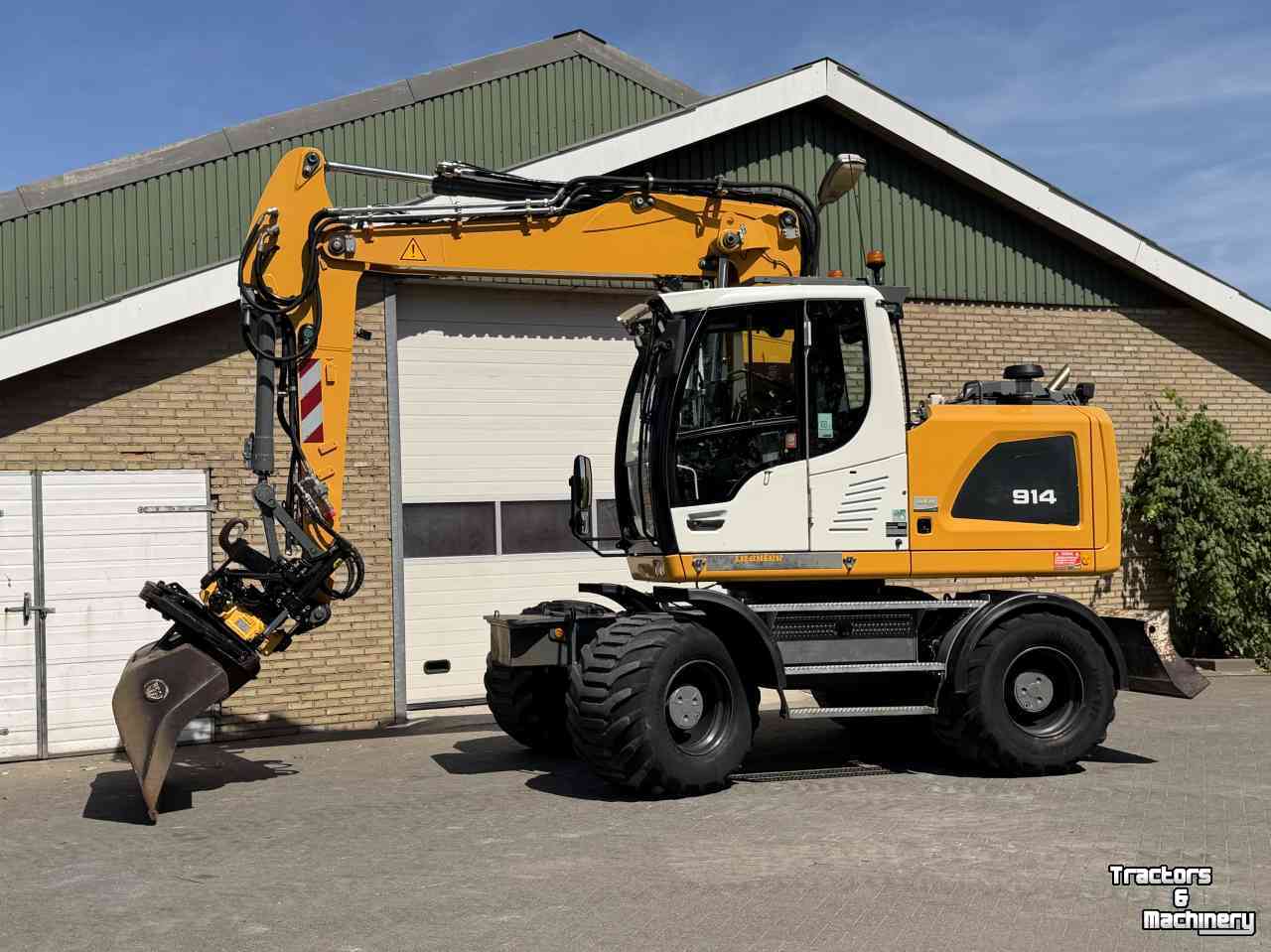 Pelles sur pneus Liebherr A914 met Draaikantelstuk