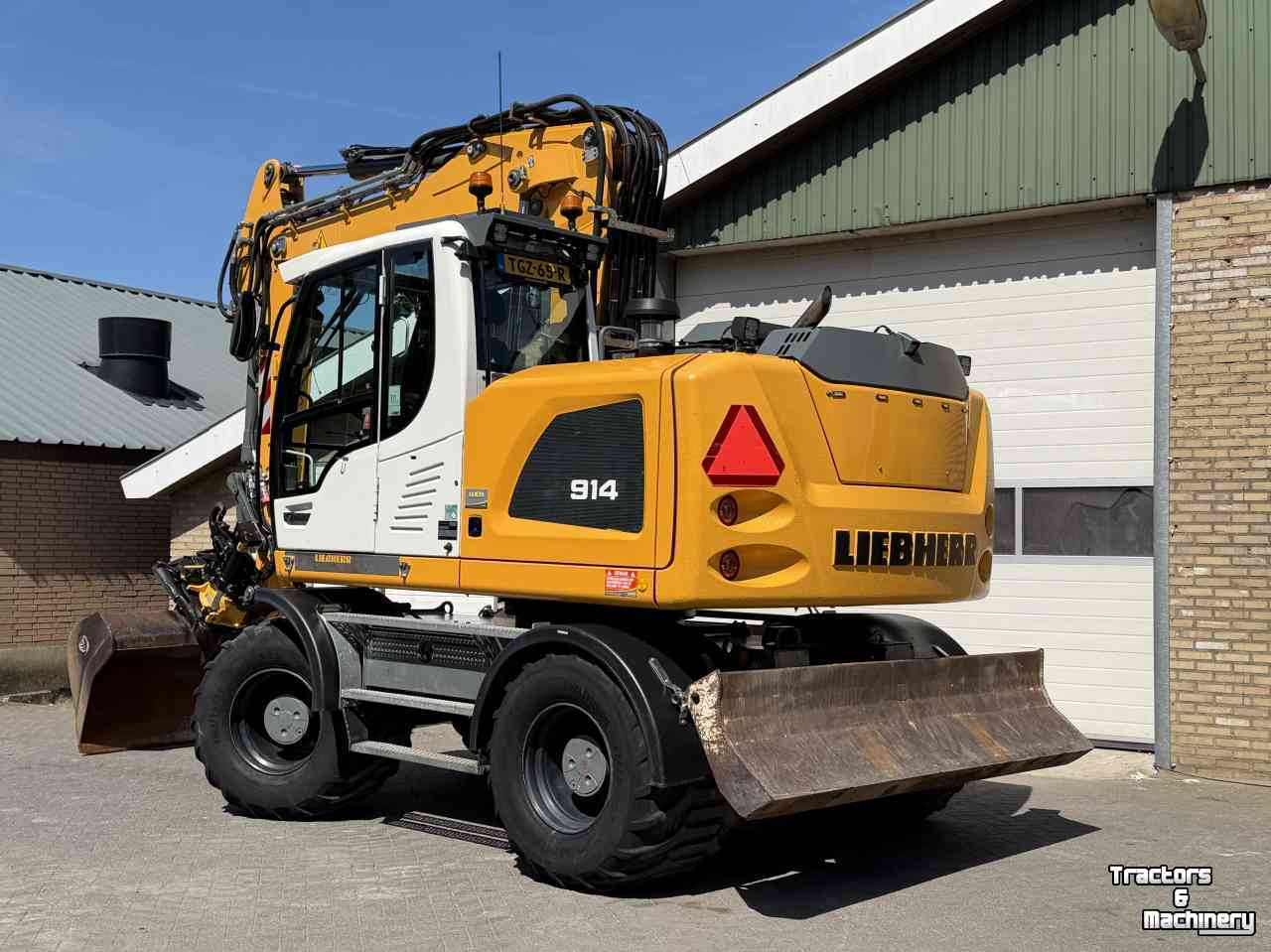 Pelles sur pneus Liebherr A914 met Draaikantelstuk