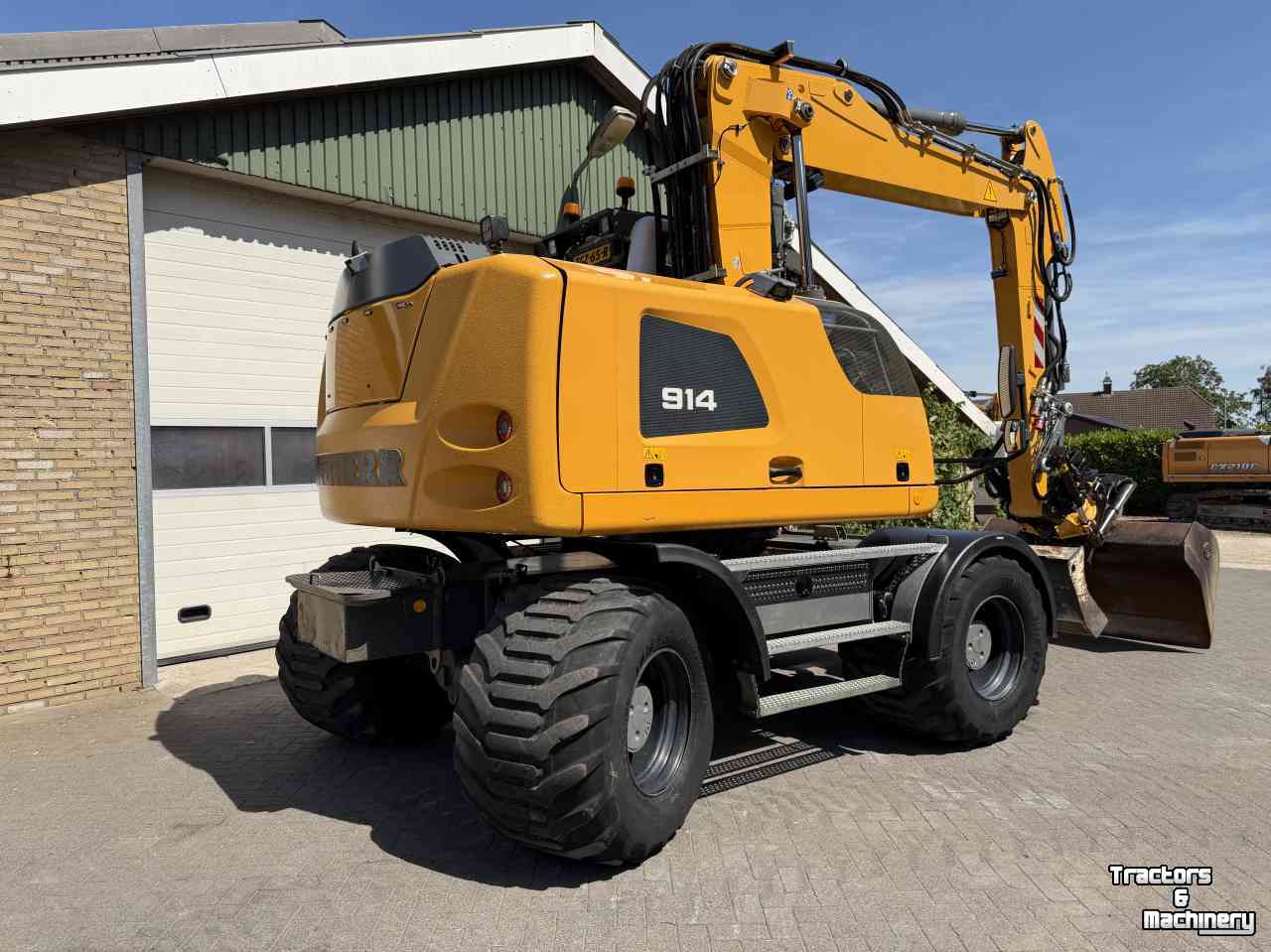 Pelles sur pneus Liebherr A914 met Draaikantelstuk