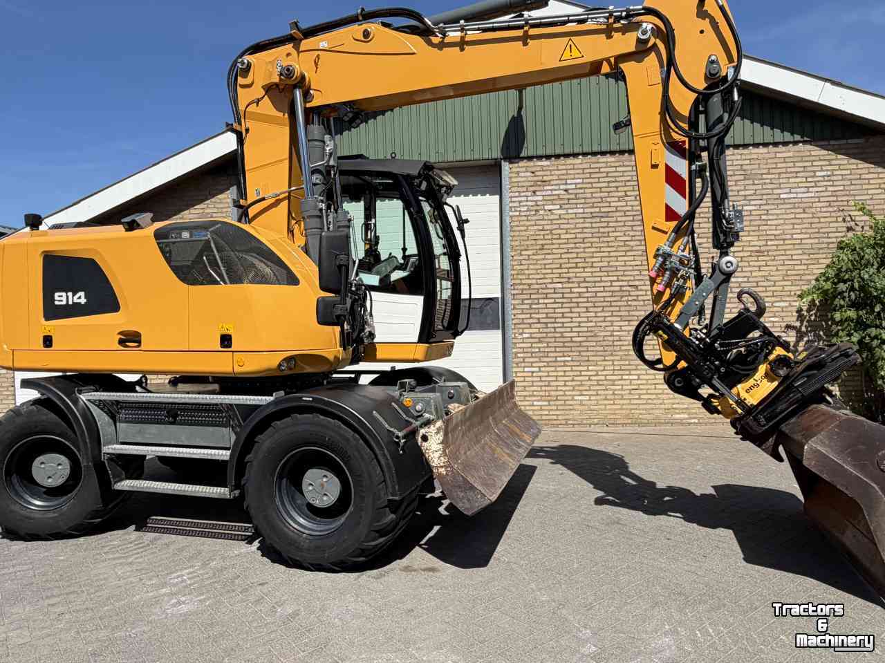 Pelles sur pneus Liebherr A914 met Draaikantelstuk