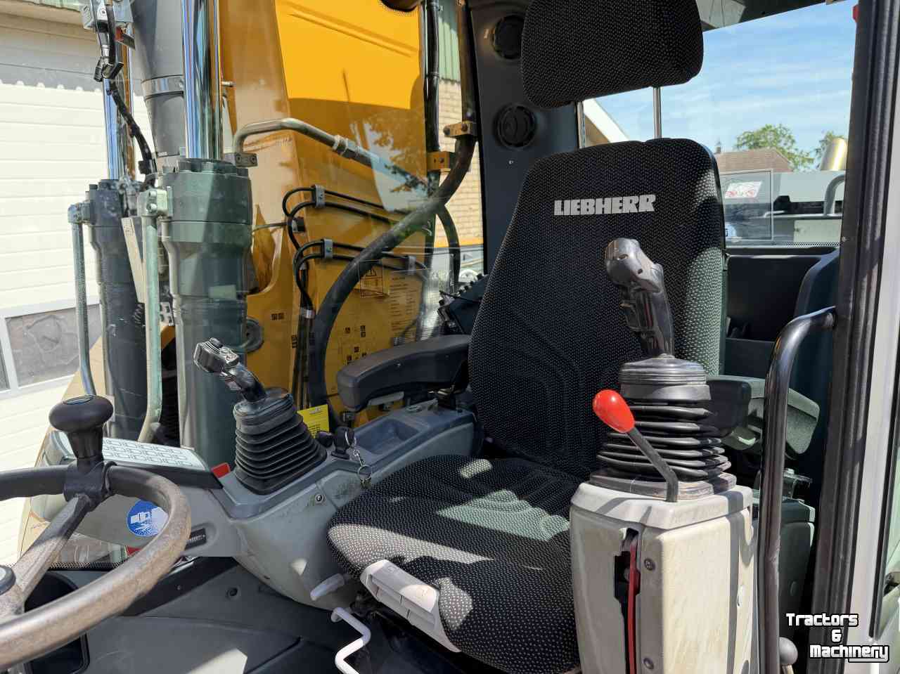 Pelles sur pneus Liebherr A914 met Draaikantelstuk