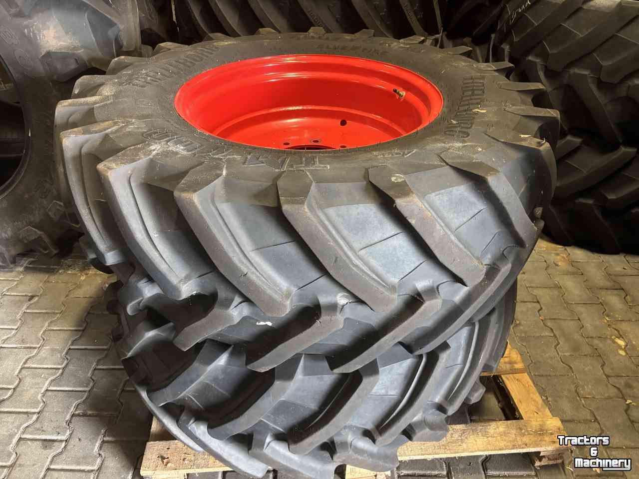 Roues, Pneus, Jantes, Barillets Jumelage Trelleborg 480/70R28 op Fendt voorvelgen 15x28 10-gaats