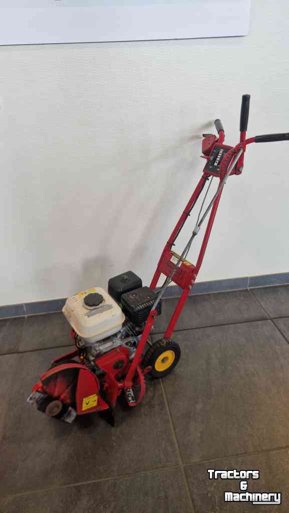 Coupeuse automotrice de gazon  4G7P